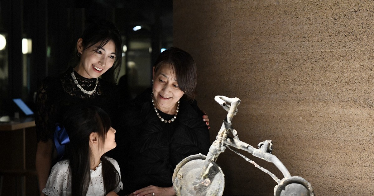 満州の古い写真８１枚、新聞の切抜２８枚が、貼り付け、建築　死体、自動車、戦闘機 ヒロシマドキュメント 1945年］ 8月下旬 饒津神社で身寄せ合う