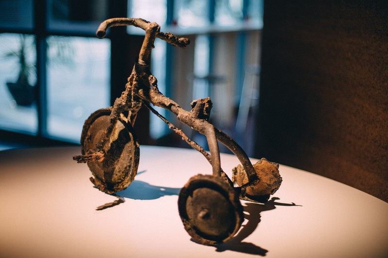 被爆三輪車の彫刻 スイスの赤十字博物館で展示される意味とは | 毎日新聞