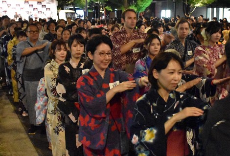 People are seen participating in a Bon Odori dance event aimed at breaking the Guinness World Record for most dancers, in Tokyo's Nakano Ward on Sept. 28, 2024. (Mainichi/Haruka Kobayashi)