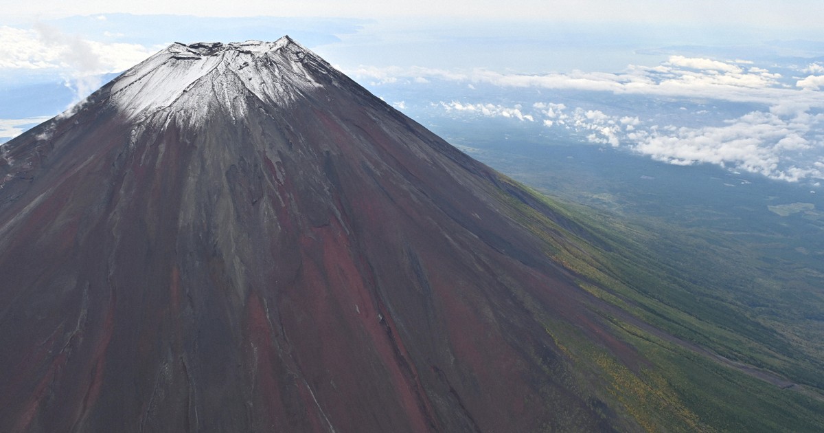 冠雪の富士山と快晴の空のイメージ、富士山曼荼羅の中の一点。 富士山まだ冠雪せず 観測開始からの130年で最も遅い記録 - BBC