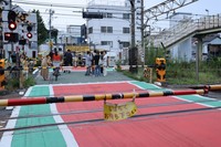 The Umio crossing where the fatal accident occurred is seen in Yokohama's Tsurumi Ward on Sept. 30, 2024. Many people are seen stopping at the waiting area in the middle of the crossing. (Mainichi/Mayu Miyamoto)