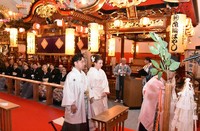Toshikazu Hashimoto and Colleen Schmuckal perform a Shinto-style wedding ceremony at the facility displaying items and information about Hanawa Bayashi, a traditional Japanese performing art, in the city of Kazuno, Akita Prefecture, on Sept. 22, 2024. (Hikoshi Tamura) =Click/tap photo for more images.