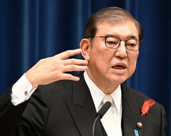 記者会見で質問に答える石破茂首相＝首相官邸で2024年10月1日、平田明浩撮影