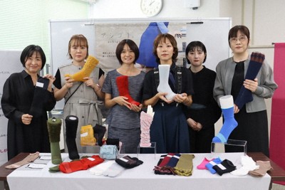 新ブランド「アシゴト」を創設した大和高田市の靴下会社「西垣靴下」と「エコノレッグ」の社員＝奈良市で、木谷郁佳撮影