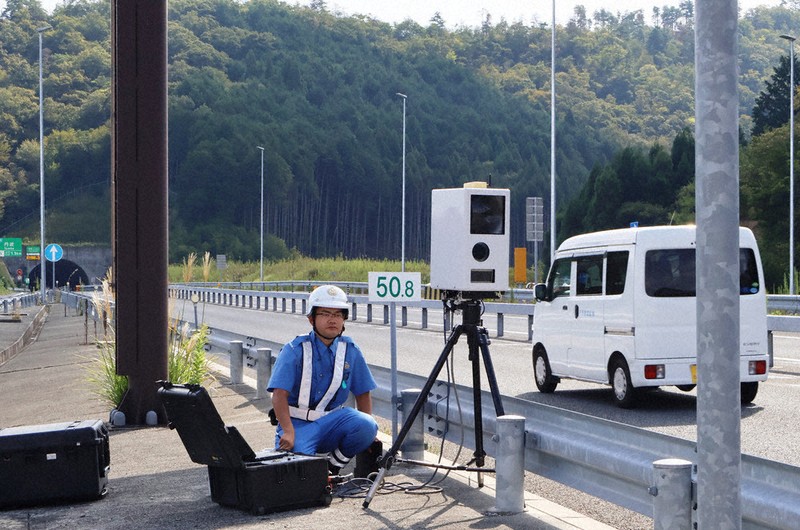 スピード抑制を 府警高速隊、縦貫道で呼びかけ ／京都 | 毎日新聞