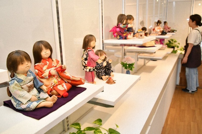 木に宿る素朴な可愛さ アマ作家・菊名さん 城崎温泉で人形展 7日まで