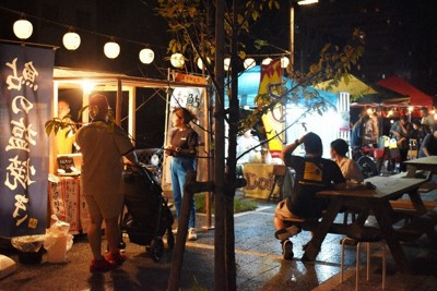 見慣れぬ屋台で一息　来年3月まで　夜市始まる　和歌山　／和歌山