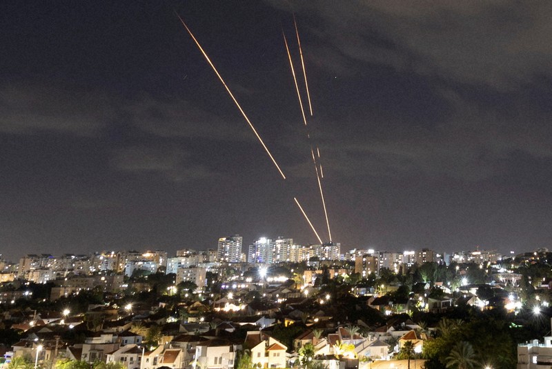 社説:イランが報復攻撃 戦火拡大に勝者はいない 毎日新聞