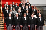 石破内閣発足の記念写真に納まる石破茂首相（最前列中央）と閣僚ら＝首相官邸で2024年10月1日午後10時29分、平田明浩撮影