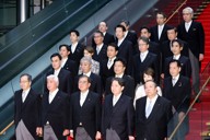 記念撮影に臨む石破茂首相（最前列中央）と閣僚たち＝首相官邸で2024年10月1日午後10時半、幾島健太郎撮影