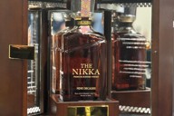 創業90周年を記念して発売された「ザ・ニッカ　ナインディケイズ」。参考小売価格は税込み33万円＝東京都内で6月、加藤結花撮影