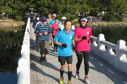 スロージョギングを楽しむ愛好家たち＝福岡市中央区の大濠公園で2021年11月20日午前9時5分、井上和也撮影