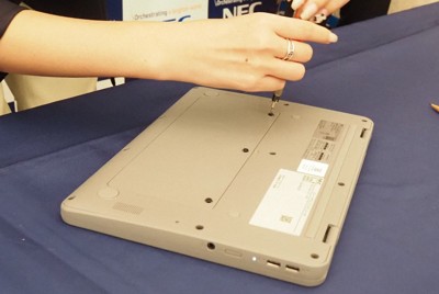 バッテリーパック部分に特殊なネジを使用した「NECクロームブックY4」＝東京都港区で2024年10月3日、安藤龍朗撮影