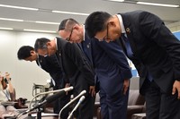 Executives of The Gunma Bank Ltd. bow in apology at a press conference in Maebashi on Oct. 2, 2024. (Mainichi/Azusa Hinata)
