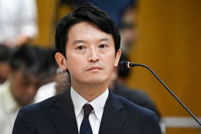 兵庫県議会調査特別委員会で証人尋問に応じる斎藤元彦知事＝神戸市中央区で2024年9月6日午後3時31分（代表撮影）