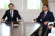 会談に臨む自民党の坂本哲志国対委員長（左）と立憲民主党の笠浩史国対委員長＝国会内で2024年10月4日午前10時44分、平田明浩撮影