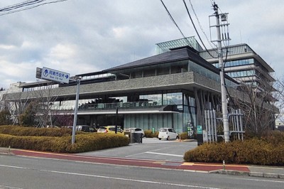 市長選の公約となった「1世帯10万円の現金給付」を巡り揺れる徳島県阿南市の市役所庁舎＝同市で2024年1月26日、井上英介撮影