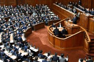 石破茂首相の所信表明演説で、自民党議員から拍手がわく衆院本会議＝国会内で2024年10月4日午後2時5分、平田明浩撮影