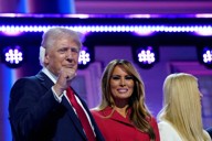 米共和党全国大会で壇上に上がったトランプ前大統領（左）とメラニア氏＝2024年7月18日、ロイター