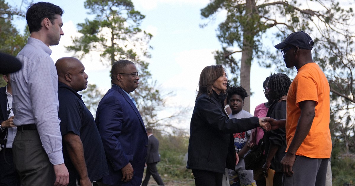 米南部ジョージア州を訪れ、ハリケーンの被災者と握手するハリス副大統領（中央）＝同州で2024年10月2日、AP