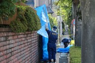 東京都国分寺市の強盗事件で、侵入口とみられる勝手口の付近を調べる警視庁の捜査員＝東京都国分寺市西恋ケ窪3で2024年10月1日午後2時58分、菅健吾撮影