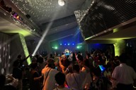 ミラーボールが設置されたロビーで、参加者が音楽に合わせて思い思いに体を揺らした＝岡山県真庭市鍋屋の久世エスパスホールで2024年9月22日午後7時8分、平本泰章撮影