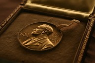 ノーベル賞受賞者に授与されるメダル＝ストックホルムの市庁舎で2012年12月10日夜（代表撮影）