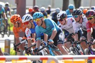 2023年の「ツール・ド・九州」で疾走する選手たち＝北九州市小倉北区で2023年10月6日午後2時9分、上入来尚撮影