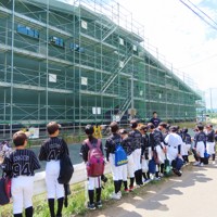 野球施設「King　of　the　Hill」の工事現場を見学する小学生たち＝岩手県花巻市で2024年9月7日午前11時32分、早川健人撮影