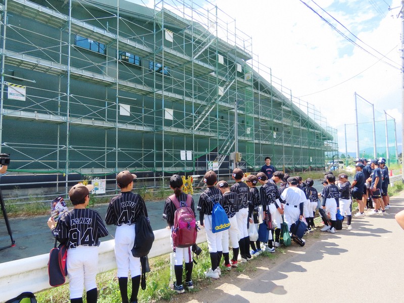 野球施設「King　of　the　Hill」の工事現場を見学する小学生たち＝岩手県花巻市で2024年9月7日午前11時32分、早川健人撮影