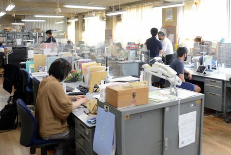 Junior high school teaching staff and others are seen working over summer break in the city of Gifu in this August 2022 file photo. (Mainichi/Yongho Lee)