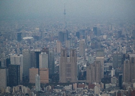 Skyscrapers in Tokyo's Shinjuku Ward are seen from a Mainichi Shimbun helicopter in April 2020. The building seen in the center is the Tokyo Metropolitan Government headquarters. (Mainichi)