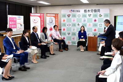 矢田稚子首相補佐官（中央）と栃木県関係者の車座対話＝宇都宮市で2024年9月19日、有田浩子撮影