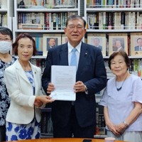 「クオータ制を推進する会」の山崎摩耶さん（左から2人目）から要望書を受け取る石破茂氏＝フェイスブックより