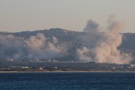 イスラエルとヒズボラの戦闘が続く中、立ち上る煙＝レバノン南部で2024年10月4日、ロイター