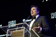 イベントで発言するイーロン・マスク氏＝2024年9月23日、AP