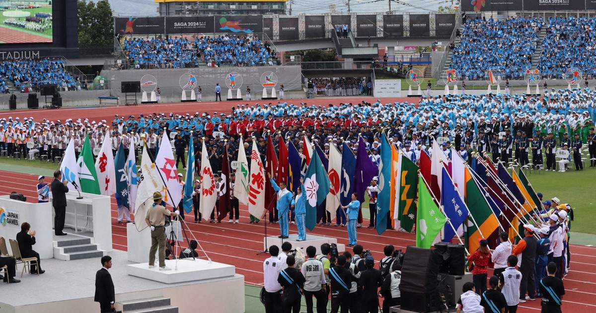 体育からスポーツへ 理念転換の国スポ開会式 選手と観客一体に