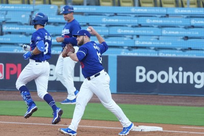 ＜ドジャース練習＞実戦形式の練習で一塁を守るマンシー（撮影・沢田　明徳）