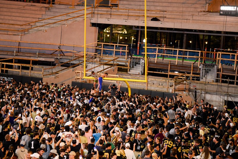 ファンがゴールポストを倒して川に… 米大学アメフトで大波乱 [写真特集2/4] 毎日新聞