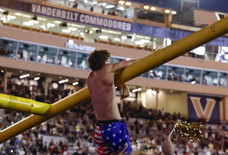 ファンがゴールポストを倒して川に… 米大学アメフトで大波乱 [写真特集2/4] 毎日新聞