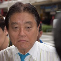 5日の街宣後、市長の辞職について報道陣から問われ、険しい表情を浮かべる河村たかし氏＝名古屋市中区で2024年10月5日、真貝恒平撮影