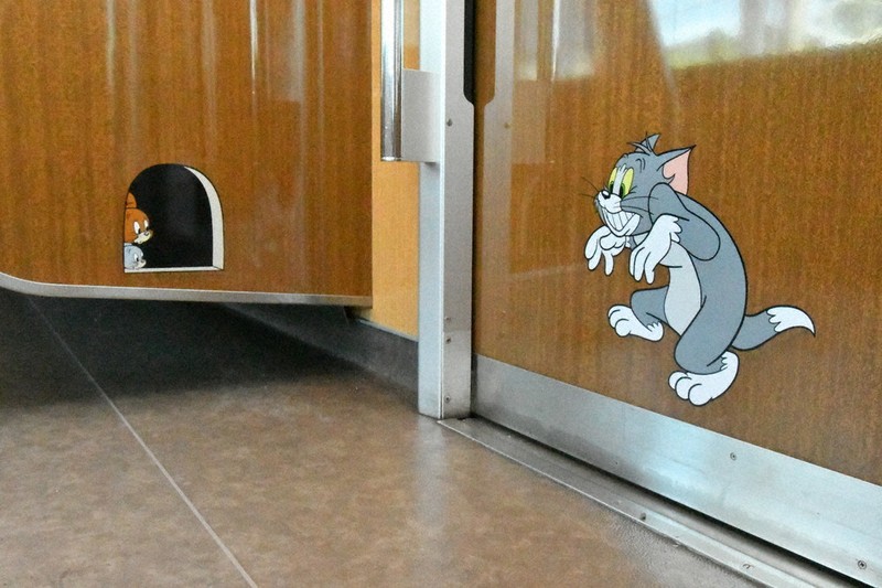 トムとジェリー「仲良し」車内 阪急・神戸線などでコラボ ／兵庫
