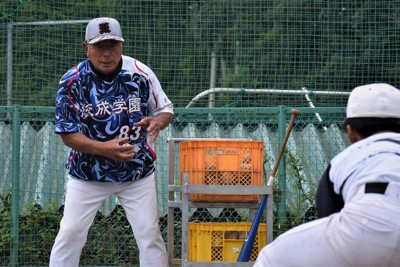 選手に教える松岡功祐さん（左）。人一倍声を出して指導にあたる＝東京都内で、牧野大輔撮影