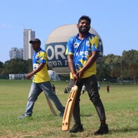 公園でクリケットをするインド人労働者たち＝イスラエル中部テルアビブで2024年9月21日、金子淳撮影
