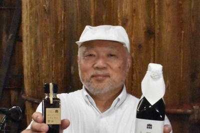 自社製品を手にする山川醸造の山川晃生社長＝岐阜市長良葵町1で2024年9月26日、太田圭介撮影