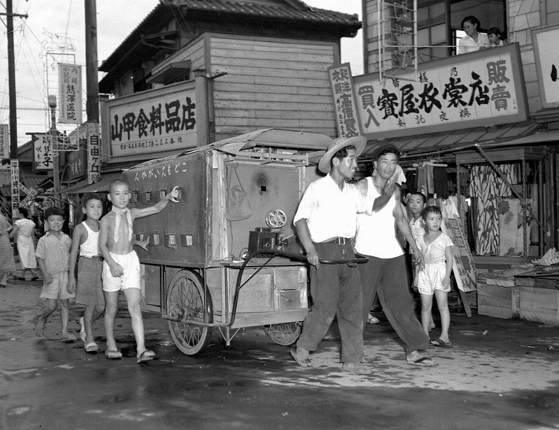 蔵出しPhotoアーカイブ「映画 数時間の冒険」 [写真特集1/7] | 毎日新聞