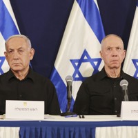 イスラエルのガラント国防相（右）とネタニヤフ首相＝2023年10月、AP