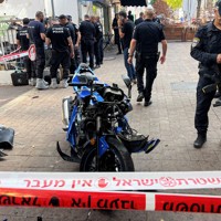 人々が刺された現場で警戒に当たる警察当局＝イスラエル北部ハデラで2024年10月9日、ロイター