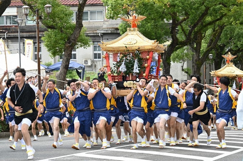 長崎くんち 厳かに、祭りが終幕 「お上り」 担ぎ手120人駆け上がる