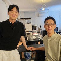 同性婚の法制化を求めている金讃永さん（右）と程圭煥さん＝ソウルで2024年9月27日午後8時35分、日下部元美撮影